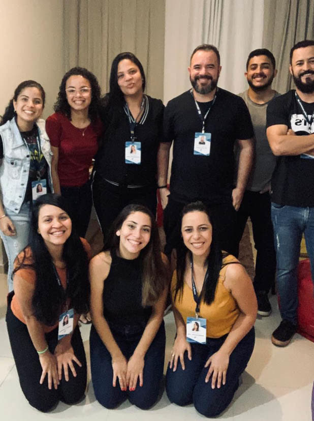 Equipe presencial trabalhando